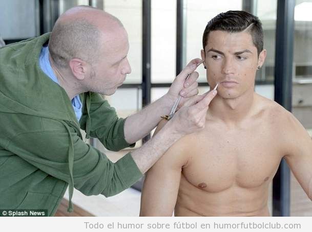 Foto curiosa donde le están tomando medidas a Cristiano Ronaldo para su estatua de cera