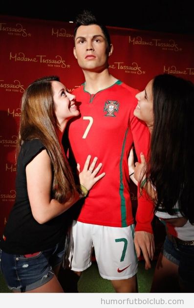 Foto graciosa, chicas agarradas a la estatua de cera de Cristiano Ronaldo