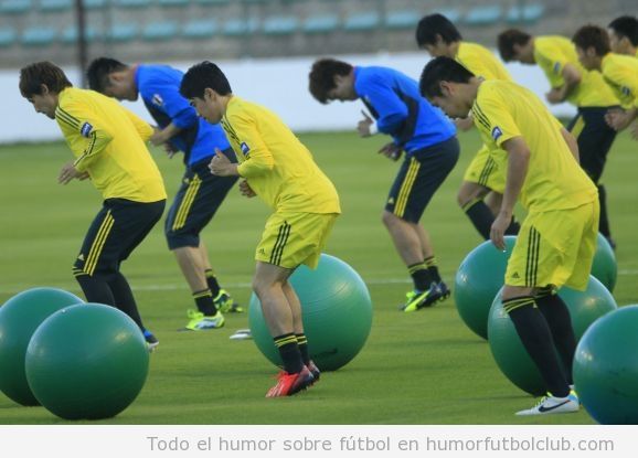 Foto graciosa de los jugadores de Japón con balón de pilates