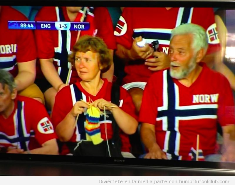 Foto divertida de una mujer haciendo ganchillo en el Inglaterra Noruega sub 21
