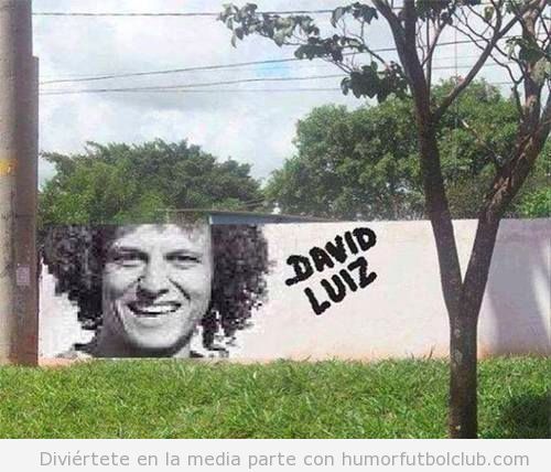 Fotomontaje gracioso de un graffiti de David Luiz y un árbol