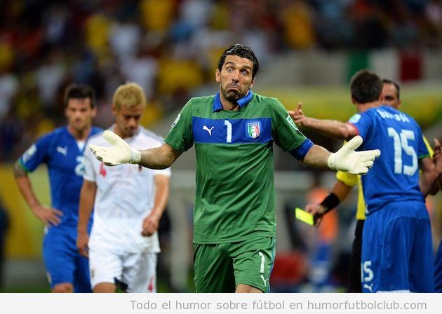 Fotos divertidas de Buffon quejándose al árbitro en Italia Japón