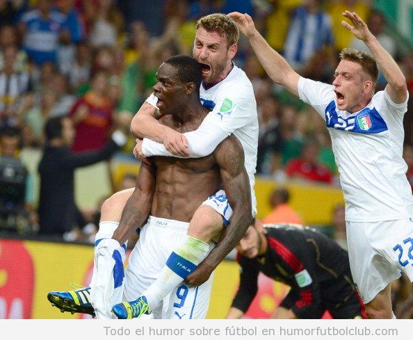 Foto graciosa, Balotelli vuelve a celebrar su gol con postura musculos en el Italia Mexico