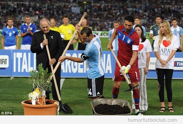 Mascherano y Buffon plantan un olivo junto al Papa Francisco
