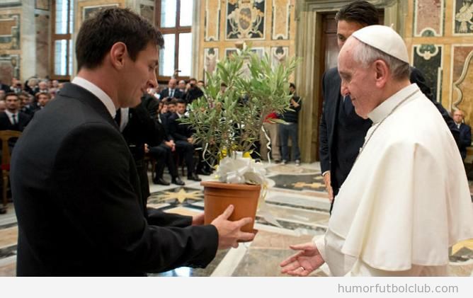 Messi ofreciendo un olivo al Papa Francisco