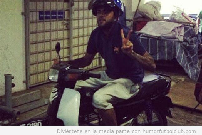 Dani Alves subido a una motocicleta en kuala Lumpur