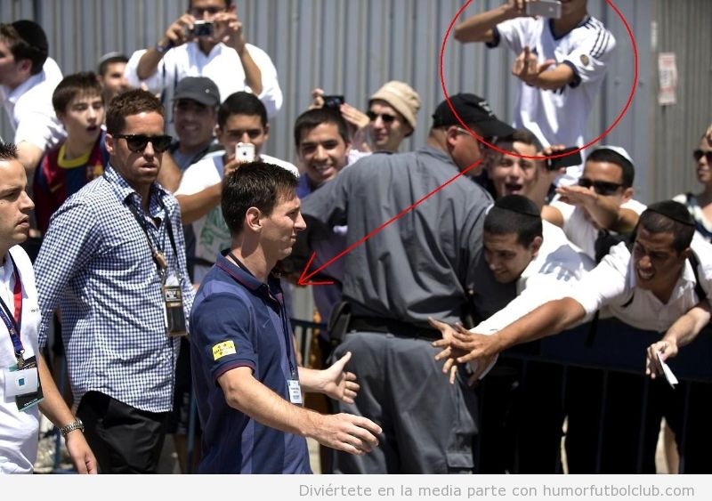 Foto graciosa de un aficionado Real Madrid, corte de mangas a Messi en Jerusalen