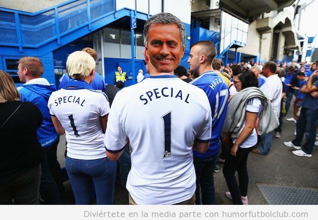 Foto graciosa de un aficionado del Chelsea con máscara de Mourinho