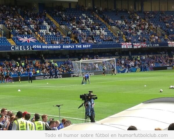 Mourinho Simple The Best, pancarta en campo del Chelsea