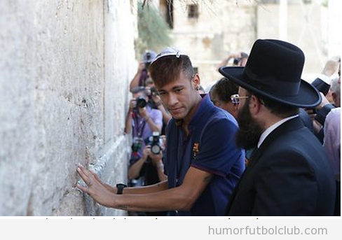 Neymar pide un deseo en el muro de las lamentaciones en Jerusalem
