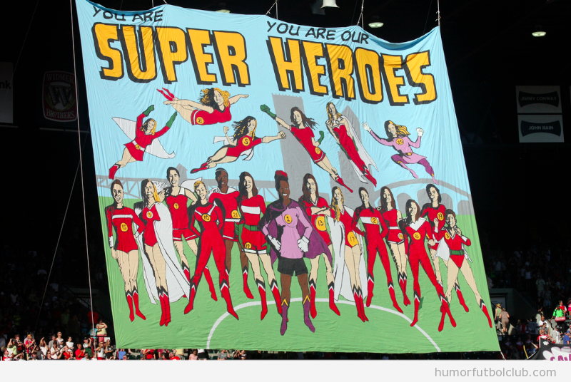 Pancarta de los aficionados del Portland Torns femenino con las futbolistas como superheroinas