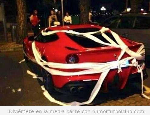 El coche Ferrari de Balotelli trolleado con papel de wc