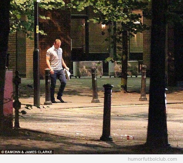 Foto WTF, Wayney Rooney camina descalzo por Manchester