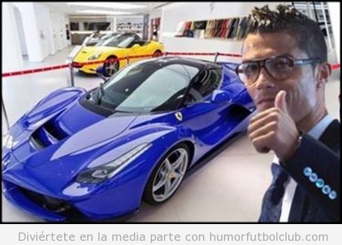 Foto de Cristiano Ronaldo con su nuevo Ferrari