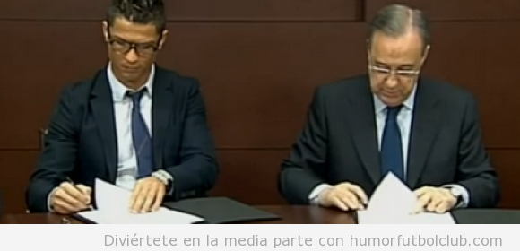 Foto de Cristiano Ronaldo firmando el contrato con el Real Madrid con gafas hipsters