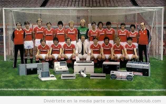 Foto divertida de equipo del Manchester United en 1982 con aparatos electrónicos