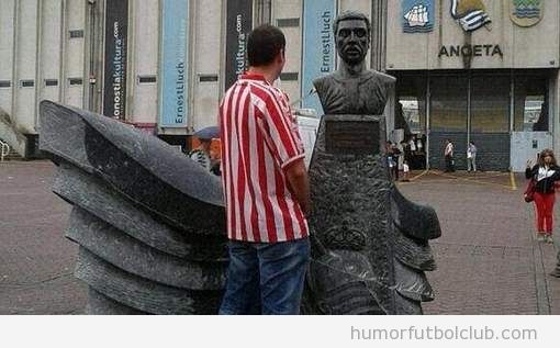 Foto WTF de un aficionado del Athletic Bilbao haciendo pipi en una estatua de la Real Sociedad