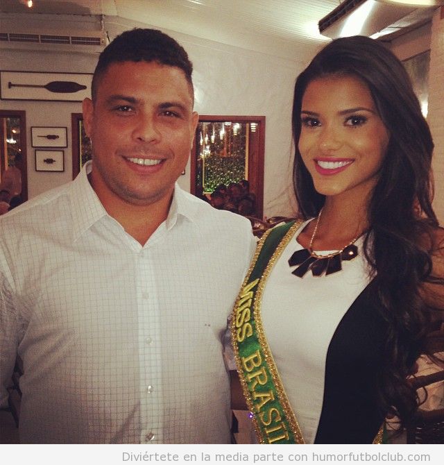 Ronaldo posando con Jakelyne Oliveira, Miss Brasil 2013