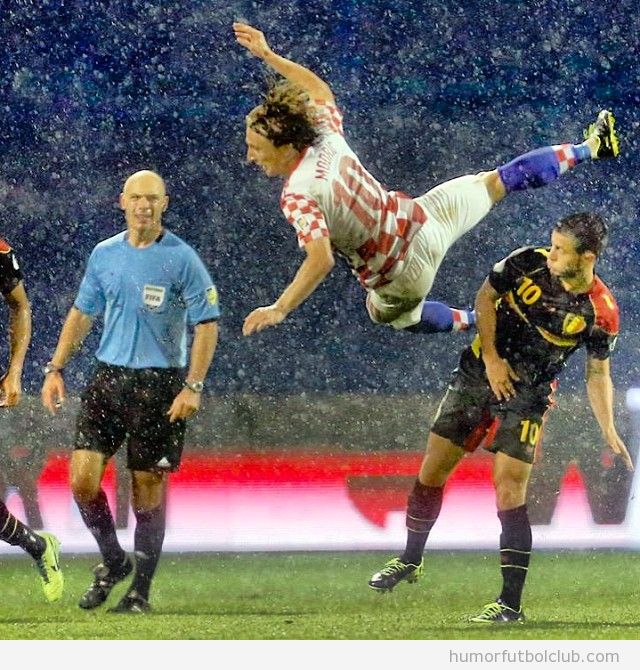 Foto curiosa de Luka Modric volando en un partido con Croacia