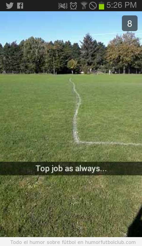 Imagen divertida de un campo de fútbol con las líneas torcidas