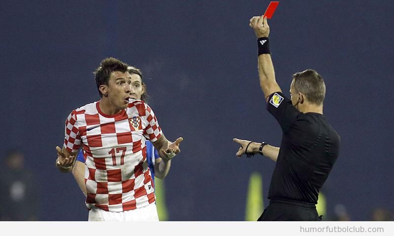 Foto graciosa, la reacción del futbolista de Croacia Mario Mandzukic  ante una tarjeta roja