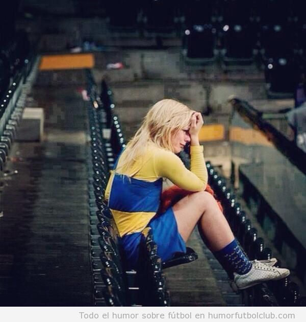 Foto de una fan de Suecia que llora en la grada después de perder ante Portugal