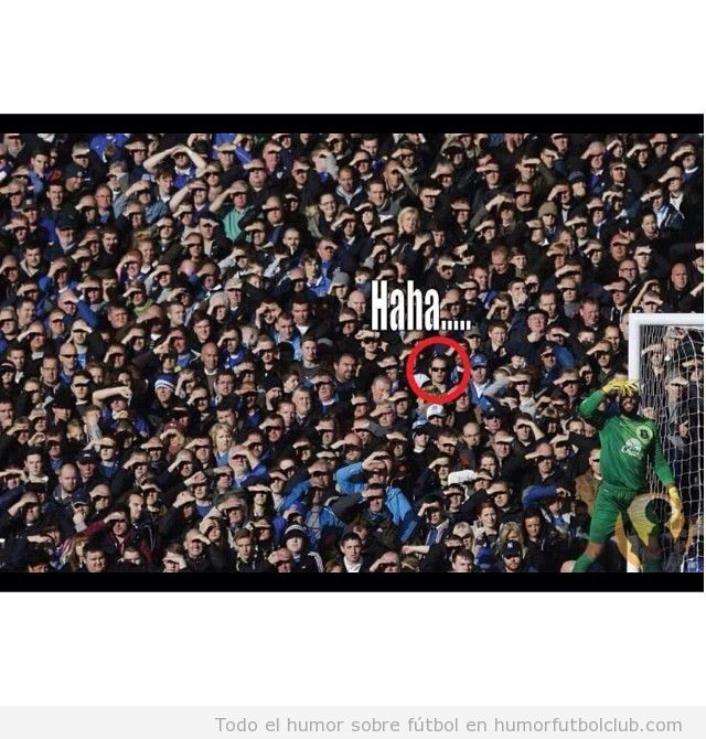 Imagen graciosa de un aficionado del Everton con gafas de sol