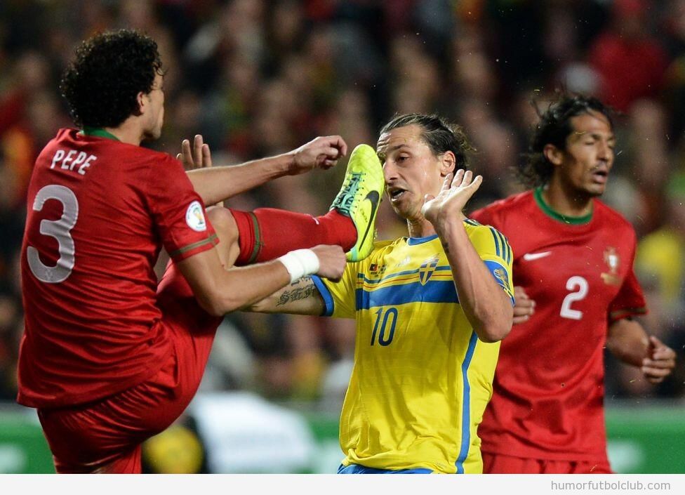 Foto curiosa, Pepe levanta la pierna y su pie queda a la altura de la nariz de Ibrahimovic