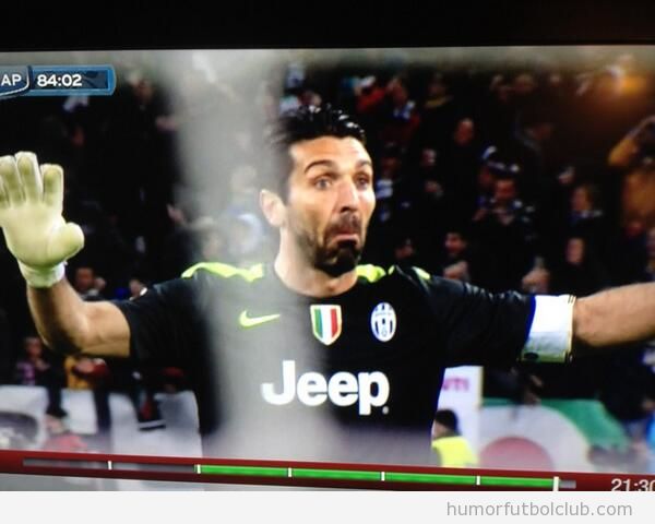Foto graciosa de Buffon ante el gol de Pogba en Juventus vs Napoli