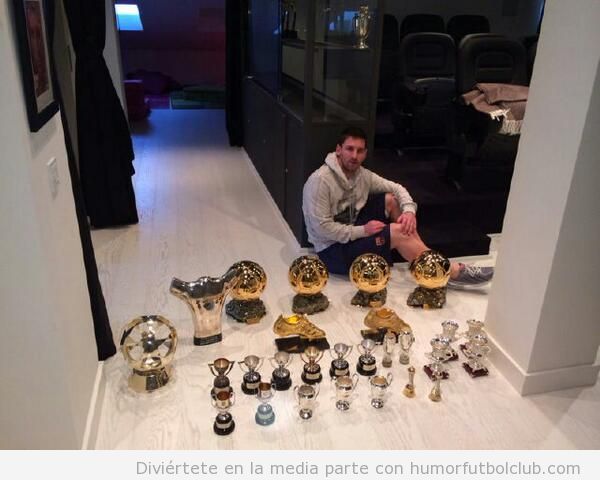 Foto de Messi posando con todos sus trofeos y medallas