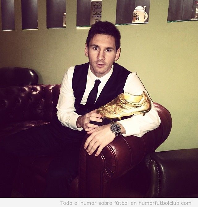 Messi posando con la bota de oro