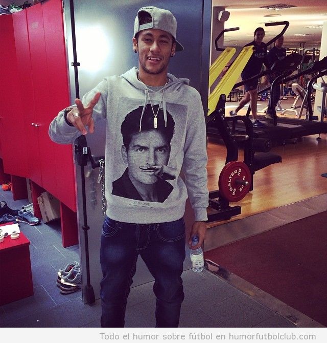 Neymar con una sudadera de Charlie Sheen con bigote
