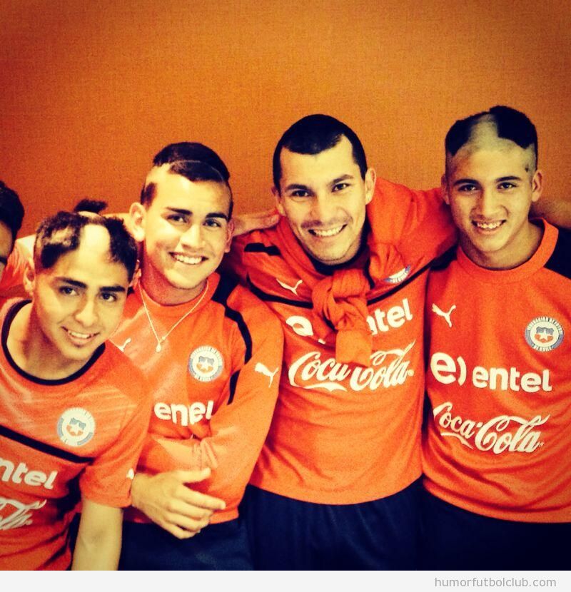 Foto graciosa de la novatada que sufrieron los futbolistas más jovenes de la selección de Chile