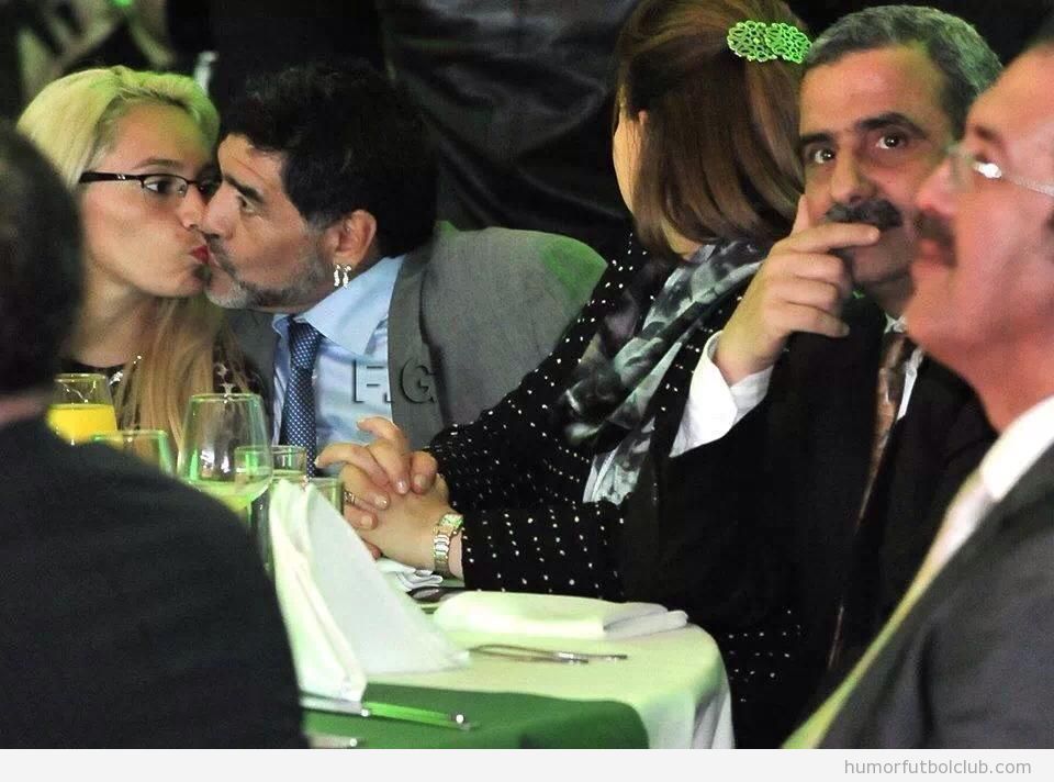 Escándalo en Algeria porque Maradona besa a su novia