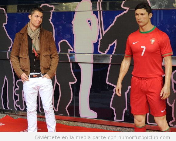 Foto de Cristiano Ronaldo con su figura en el Museo de Cera
