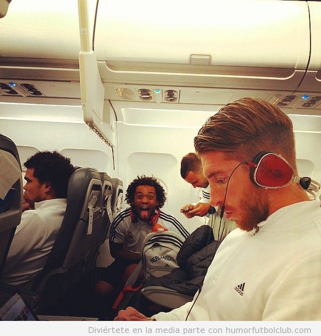 Foto graciosa Marcelo Real Madrid en el vuelo a Pamplona