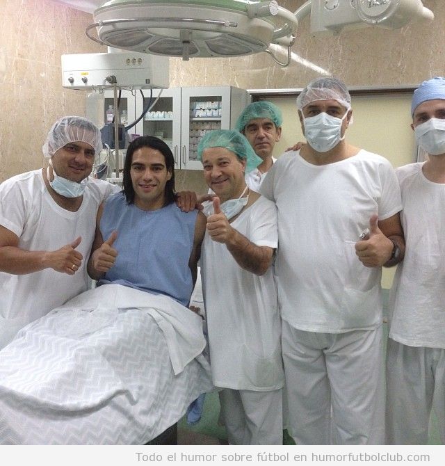 Foto de Falcao con los cirujanos en el quirófano