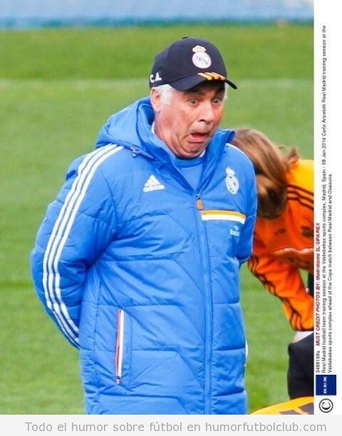 Foto graciosa de Ancelotti poniendo una cara rara en un entrenamiento