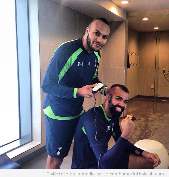 Foto graciosa de Younes Kaboul cortando el pelo a Sandro, del Tottenham