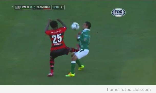 El futbolista del Flamengo Leandro Amaral da una patada en la entrepierna a un rival
