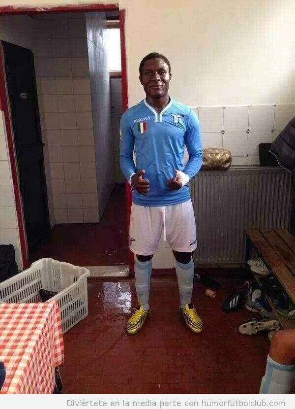 Foto curiosa, Joseph Minala, jugador del Lazio, tiene 17 años