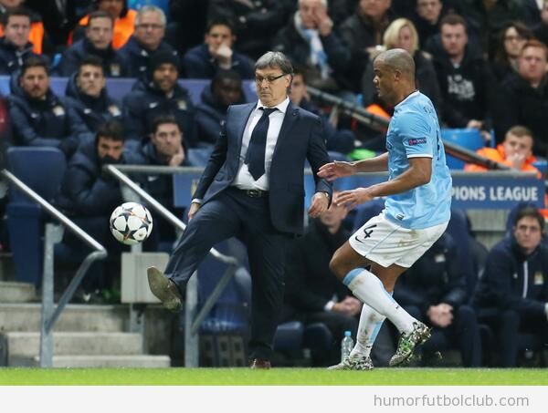 Foto curiosa de Tata MArtino chutando el balón en el Manchester City - Barça