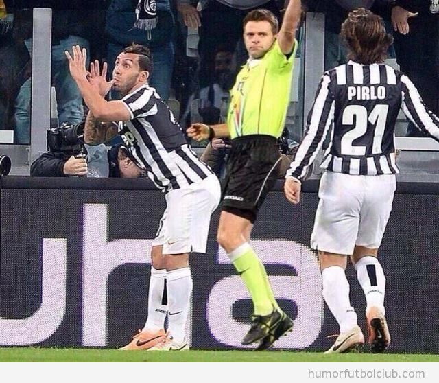 Imagen graciosa de Carlos Tévez y el árbitro durante gol Juventus