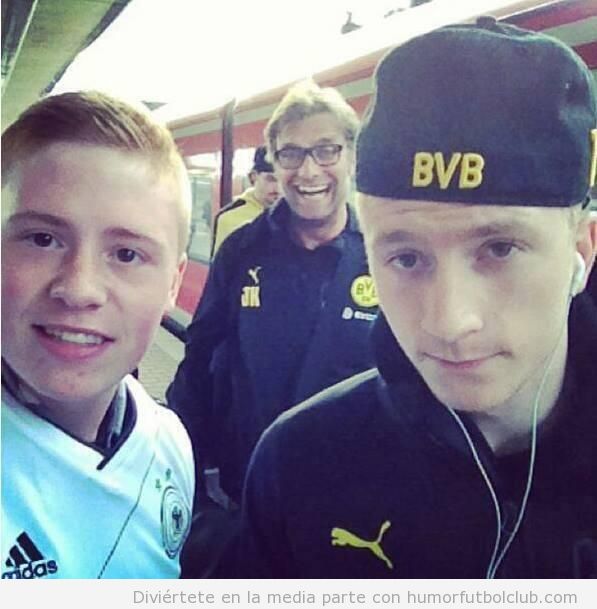 Foto graciosa de Jurgen Klopp haciendo de jodefotos a aficionados del Borussia Dortmund