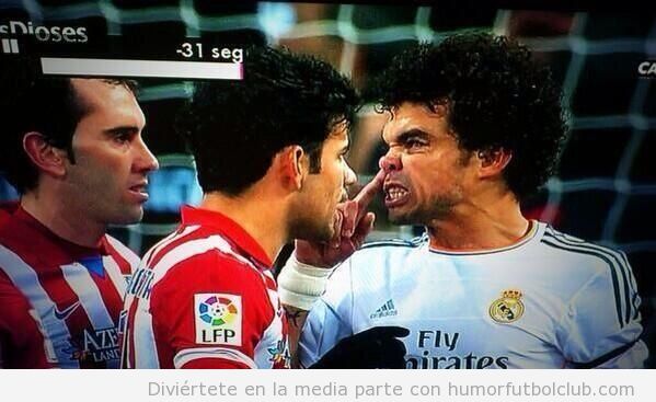 Foto graciosa, Pepe se suena los mocos encima de Diego Costa