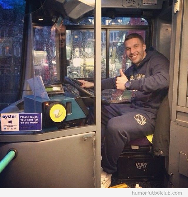 Foto graciosa de Lukas Podolski conductor de autobús por la huelga de metro de Londres