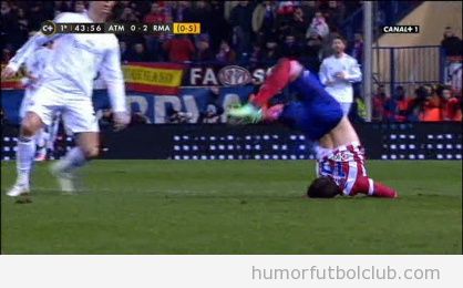 Foto de la caída con el cuelo de Manquillo en el Atlético de Madrid- Real Madrid