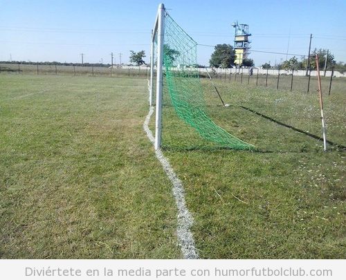 Foto graciosa campo fútbol líneas mal pintadas, encargado borracho 2