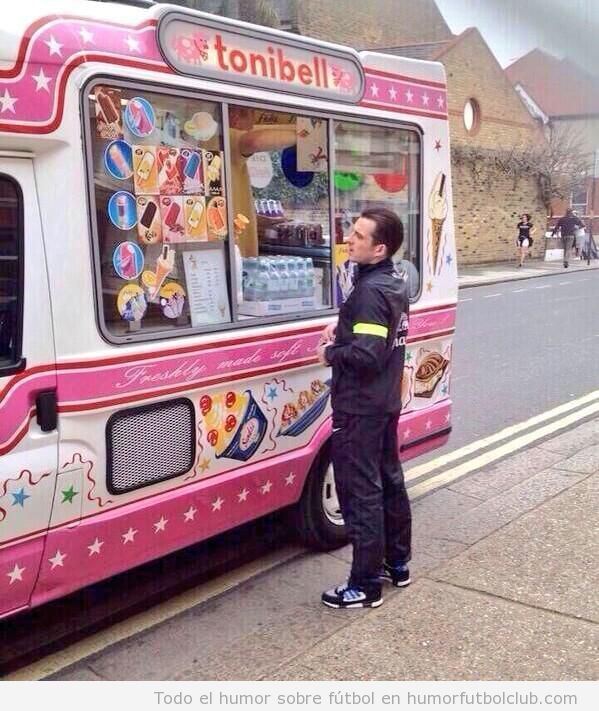 Foto graciosa futbolista Baines Fulham comrpando helado en un carrito