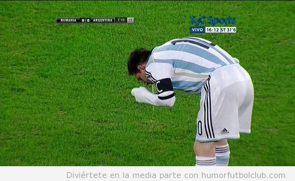 Foto WTF de Messi vomitando en el campo en un partido con Argentina